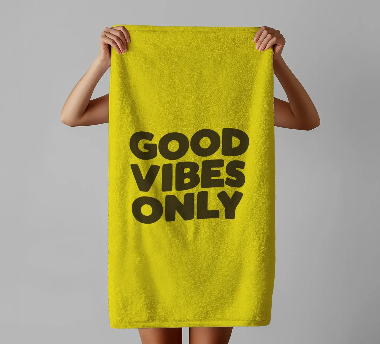 Good Vibes Only Typography Design imprimé en jaune et noir serviette de bain de THE MOTIVATED TYPE
