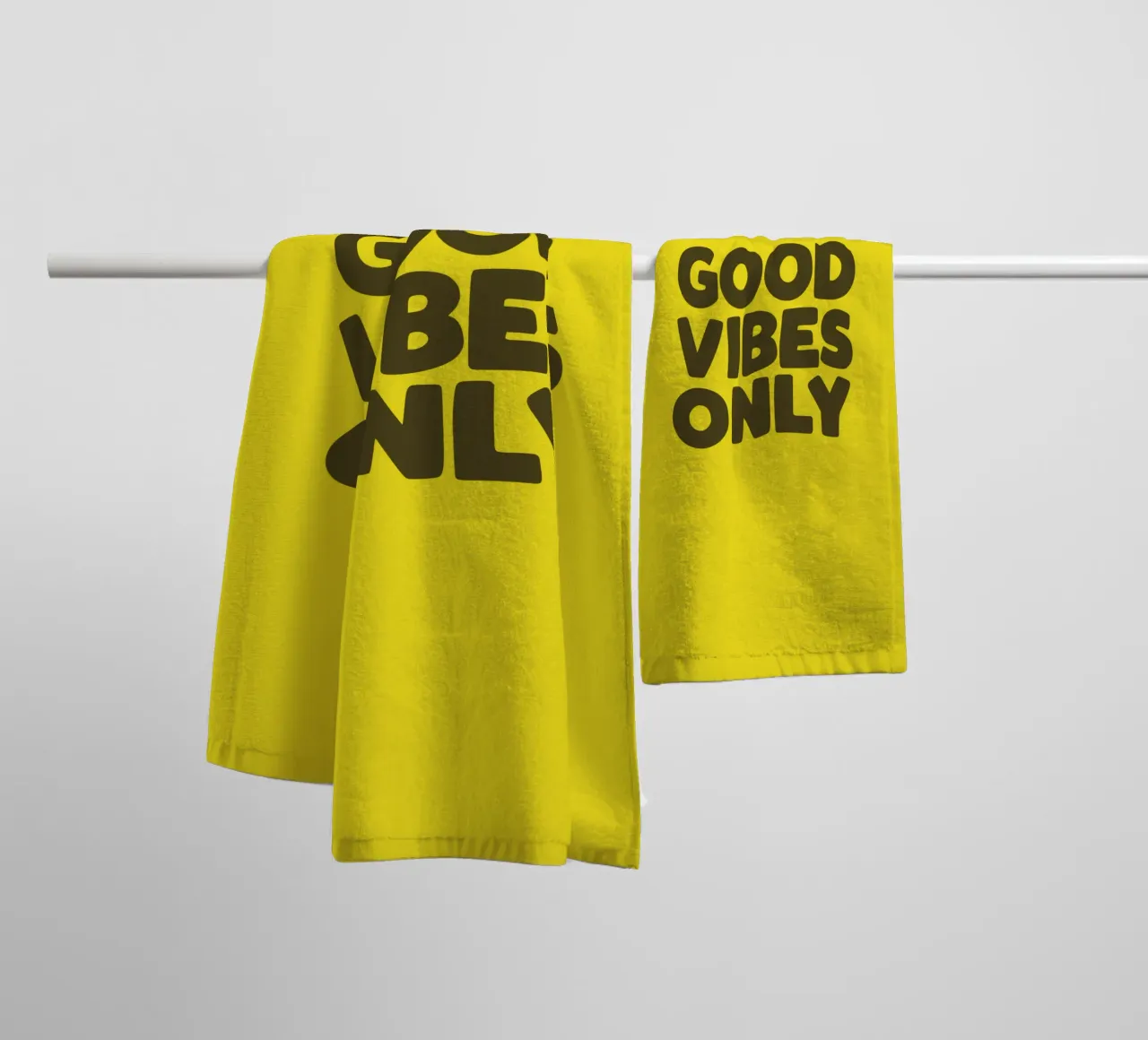 Design con stampa tipografica Good Vibes Only in giallo nero asciugamano da bagno da THE MOTIVATED TYPE