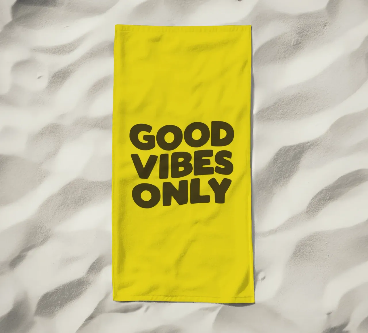 Good Vibes Only Typography Design imprimé en jaune et noir serviette de plage de THE MOTIVATED TYPE