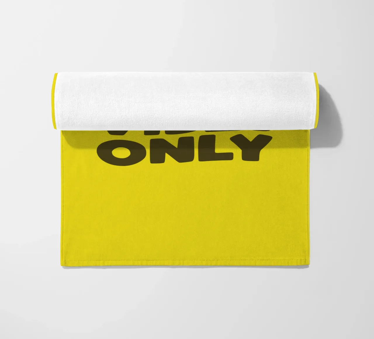 Good Vibes Only Typography Design imprimé en jaune et noir serviette de plage de THE MOTIVATED TYPE