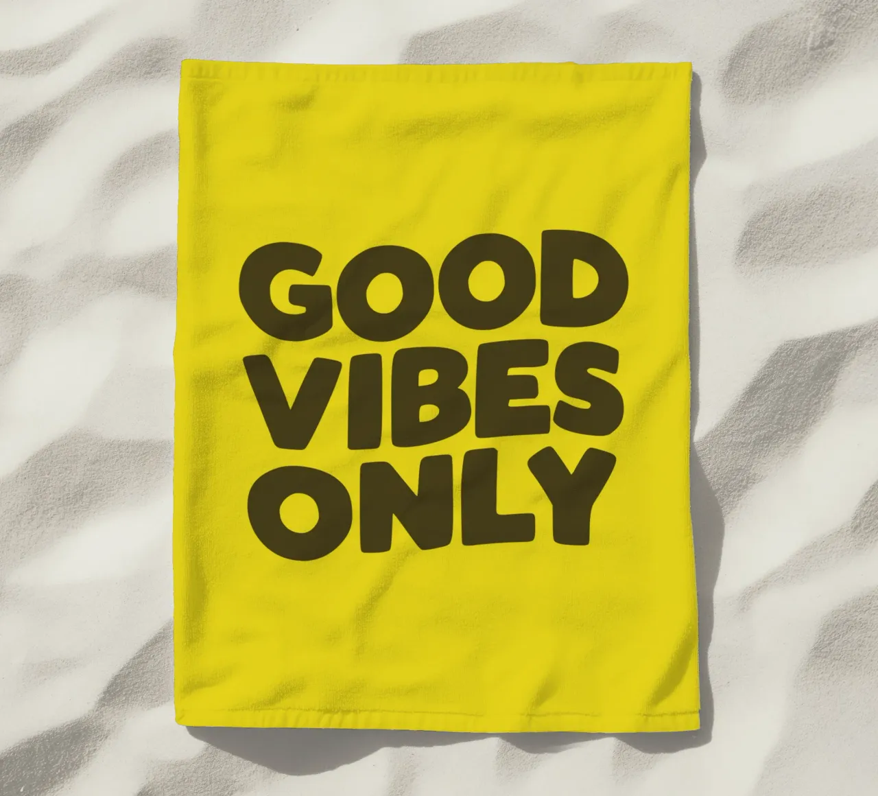 Good Vibes Only Typography Design imprimé en jaune et noir serviette de plage de THE MOTIVATED TYPE