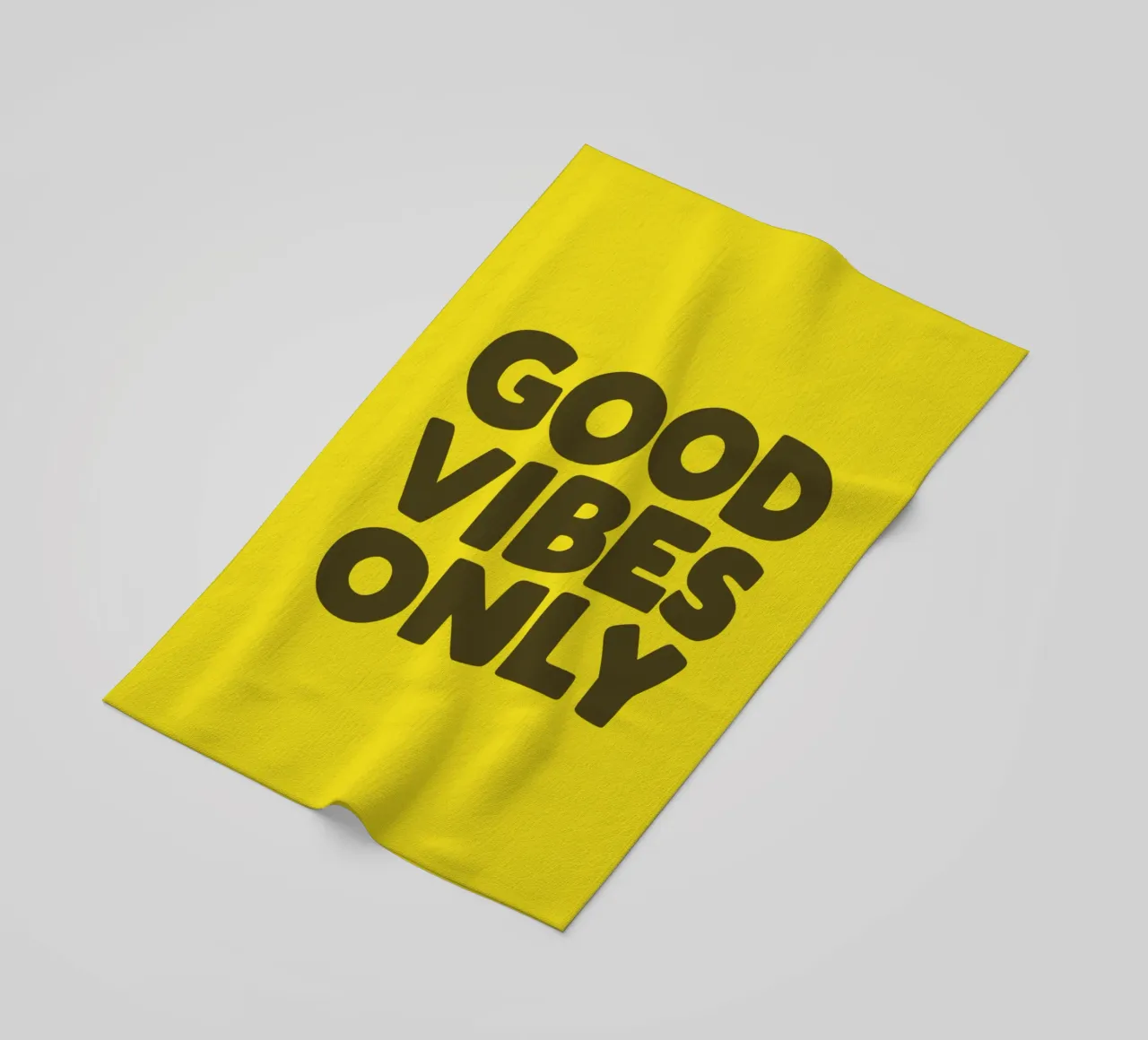 Good Vibes Only Typography Design imprimé en jaune et noir serviette de plage de THE MOTIVATED TYPE