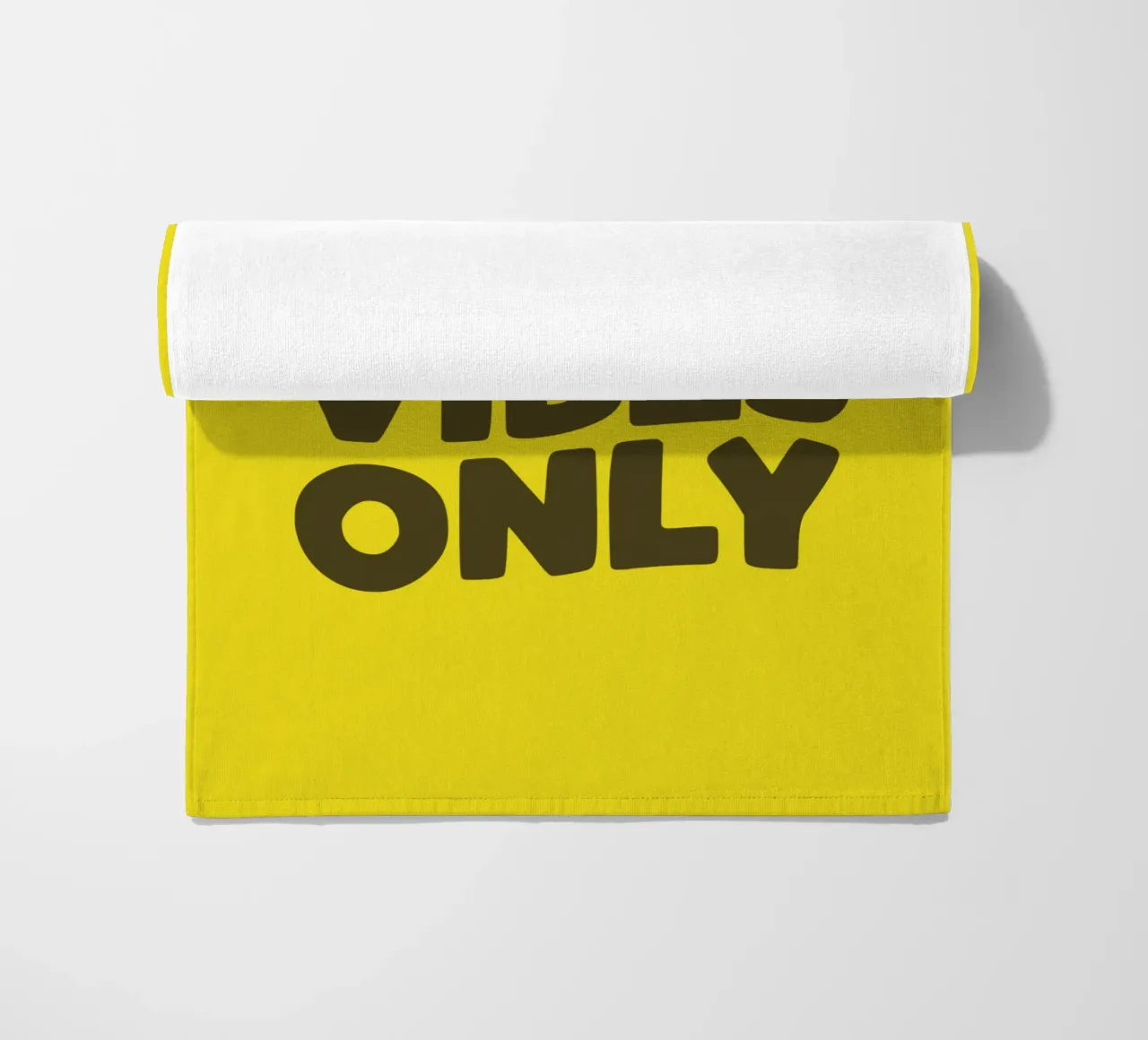 Good Vibes Only Typography Design imprimé en jaune et noir serviette de plage de THE MOTIVATED TYPE