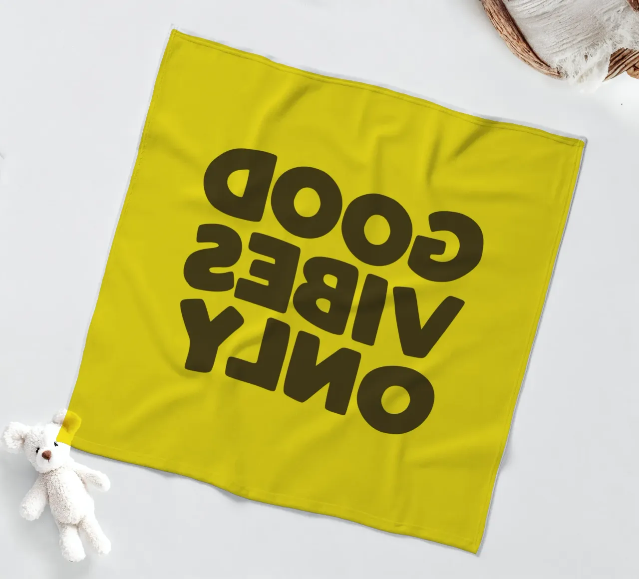 Good Vibes Only Typography Design imprimé en jaune et noir plaid polaire de THE MOTIVATED TYPE