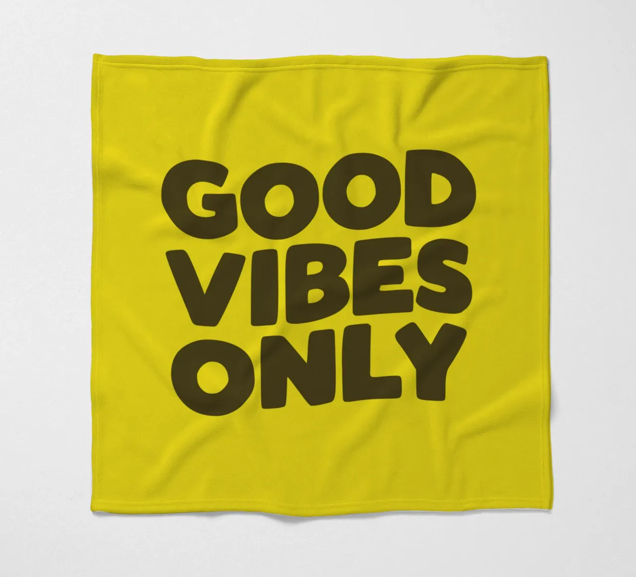 Design con stampa tipografica Good Vibes Only in giallo nero coperta in pile da THE MOTIVATED TYPE