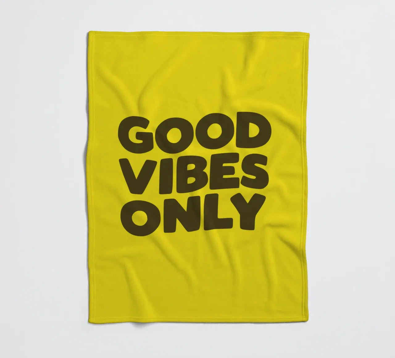 Design con stampa tipografica Good Vibes Only in giallo nero coperta in pile da THE MOTIVATED TYPE