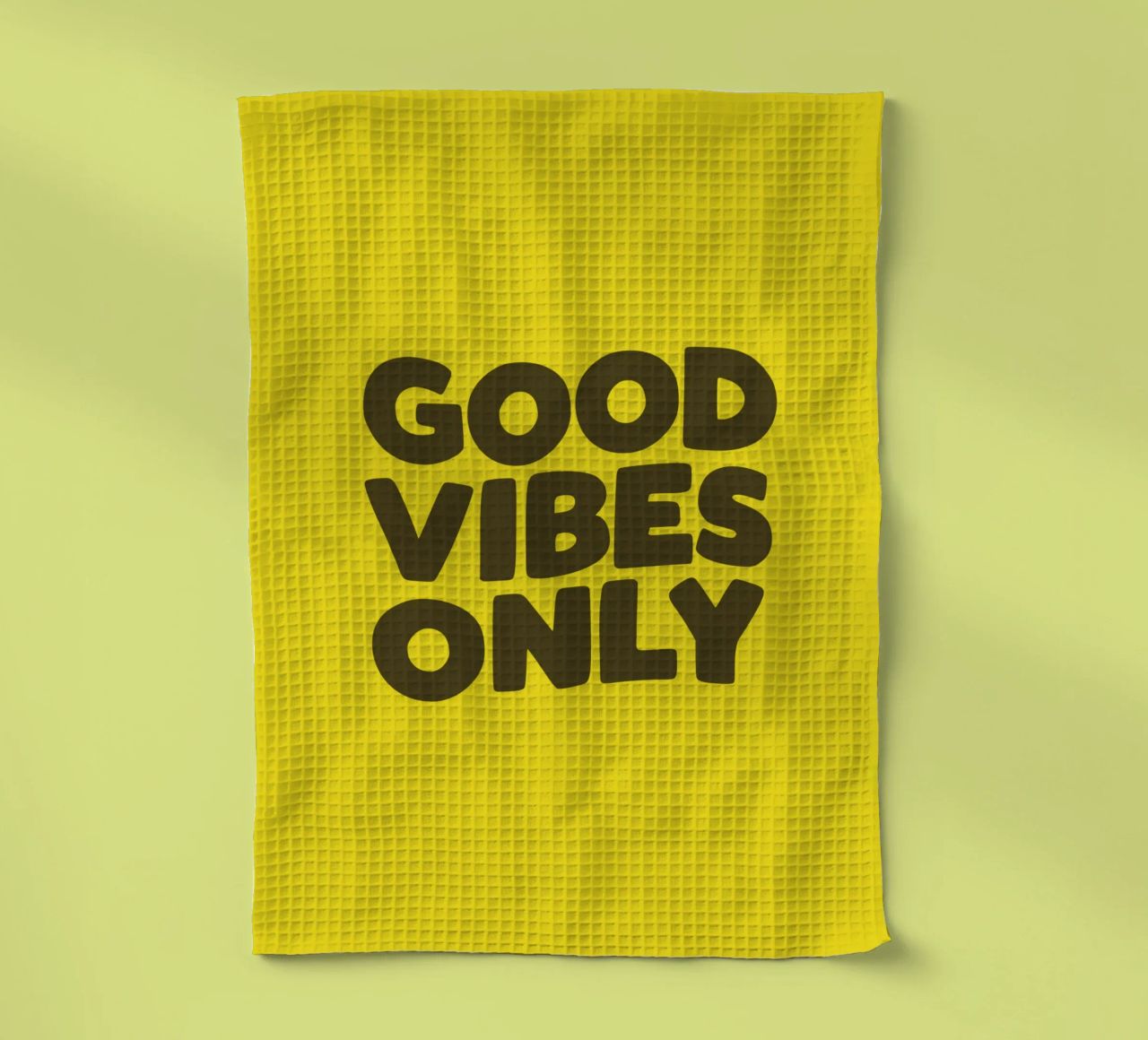 Good Vibes Only Typography Design imprimé en jaune et noir torchon de THE MOTIVATED TYPE