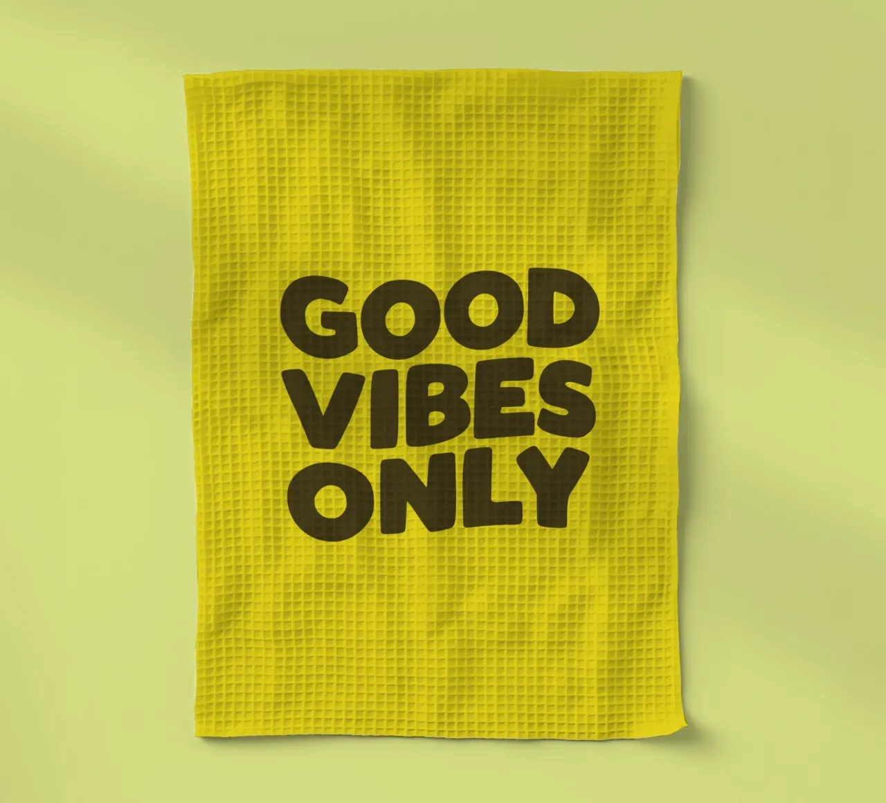 Good Vibes Only Typography Design imprimé en jaune et noir torchon de THE MOTIVATED TYPE