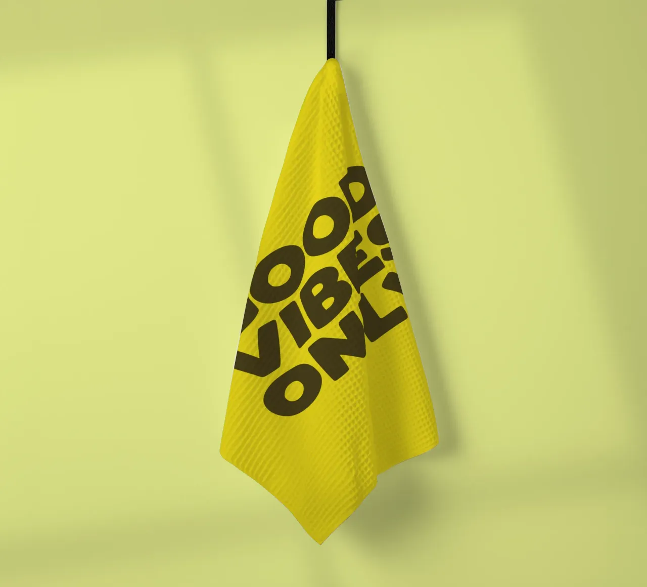 Design con stampa tipografica Good Vibes Only in giallo nero canovaccio da cucina da THE MOTIVATED TYPE