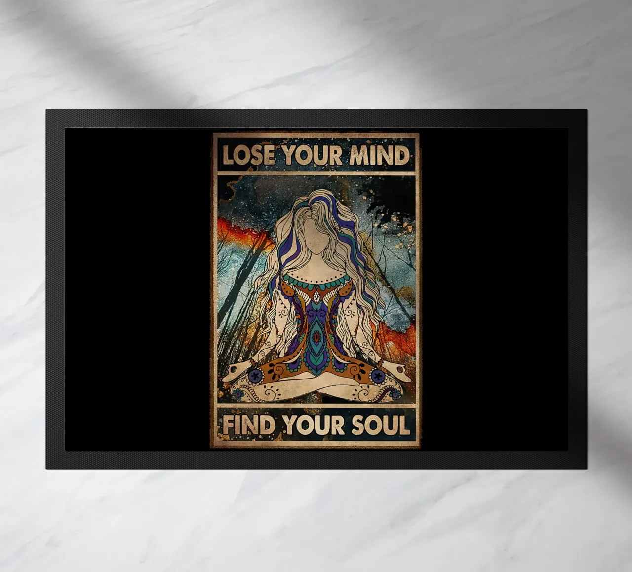 Poster della ragazza hippie che pratica lo yoga: "Perdi la testa, trova la tua anima". zerbino da Aaronshop