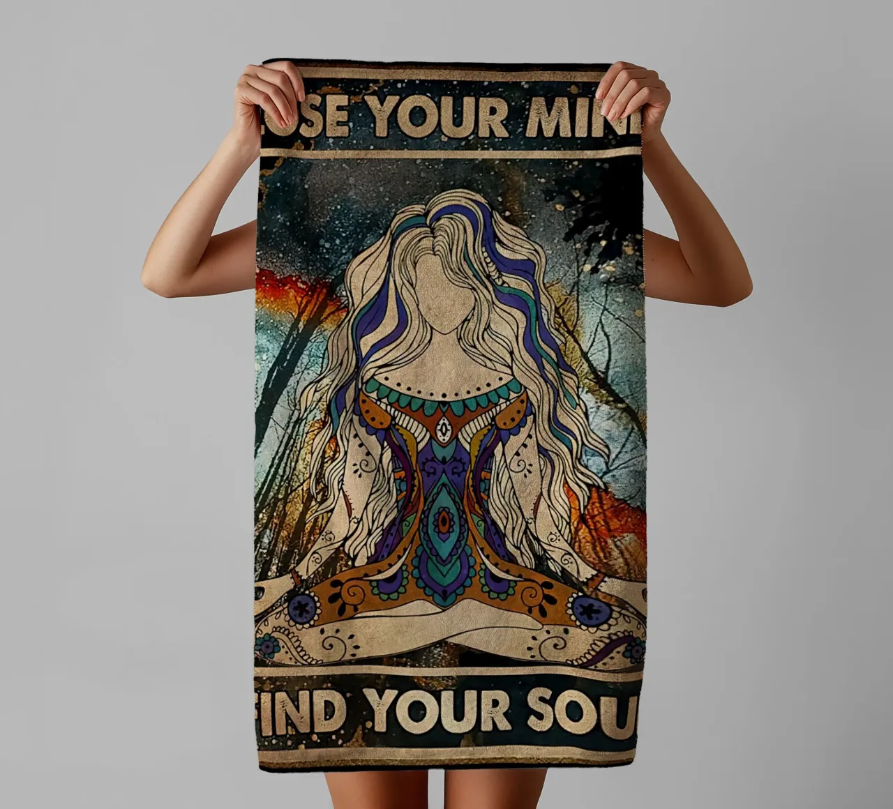 Poster della ragazza hippie che pratica lo yoga: "Perdi la testa, trova la tua anima". asciugamano da bagno da Aaronshop