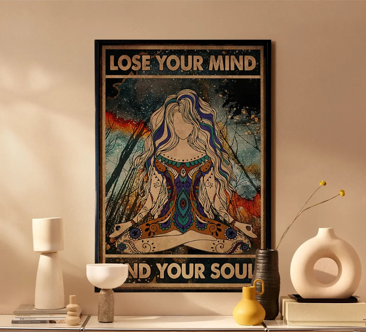 Poster della ragazza hippie che pratica lo yoga: "Perdi la testa, trova la tua anima". poster con telaio in legno da Aaronshop