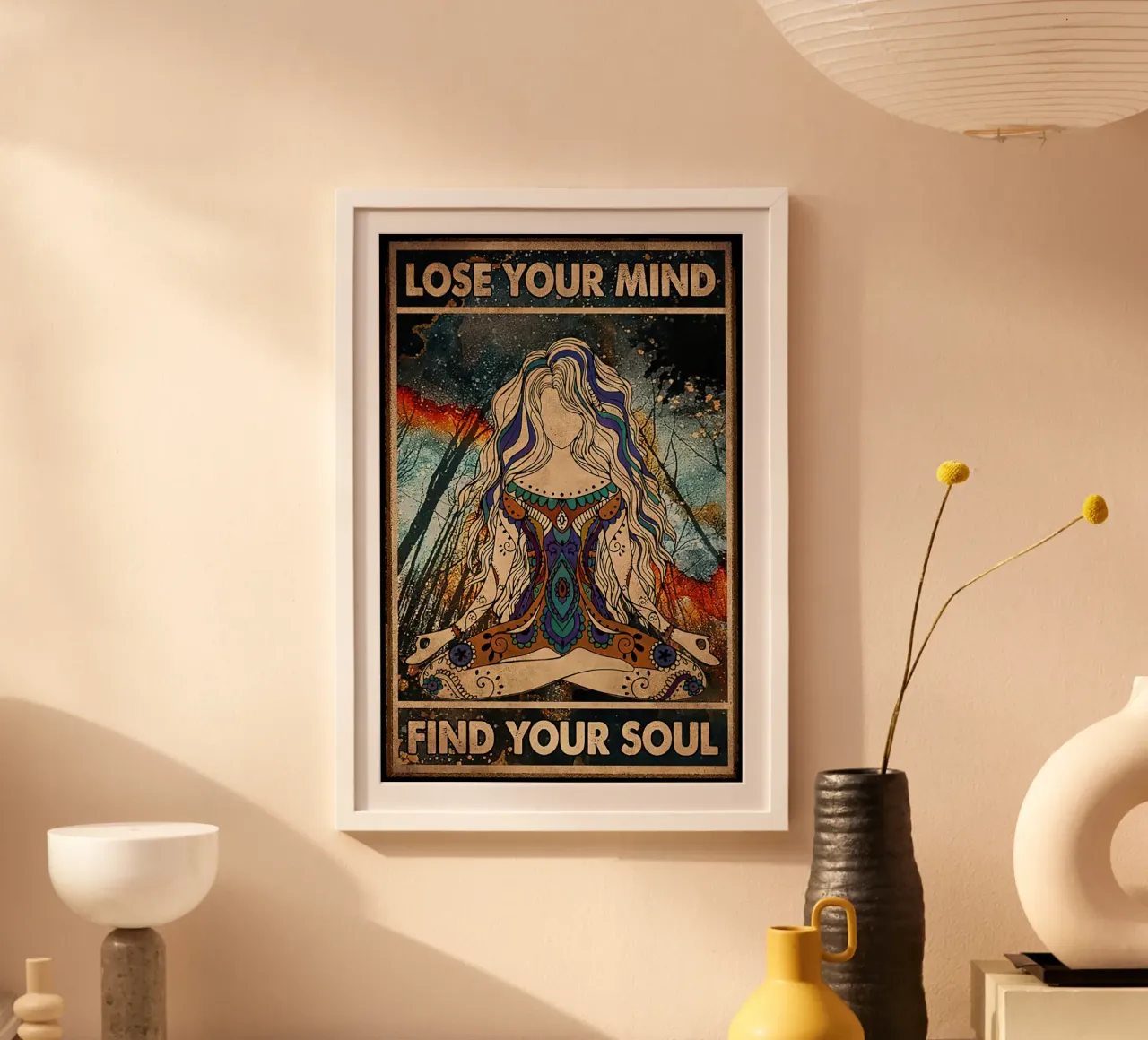Poster della ragazza hippie che pratica lo yoga: "Perdi la testa, trova la tua anima". poster con telaio in legno da Aaronshop