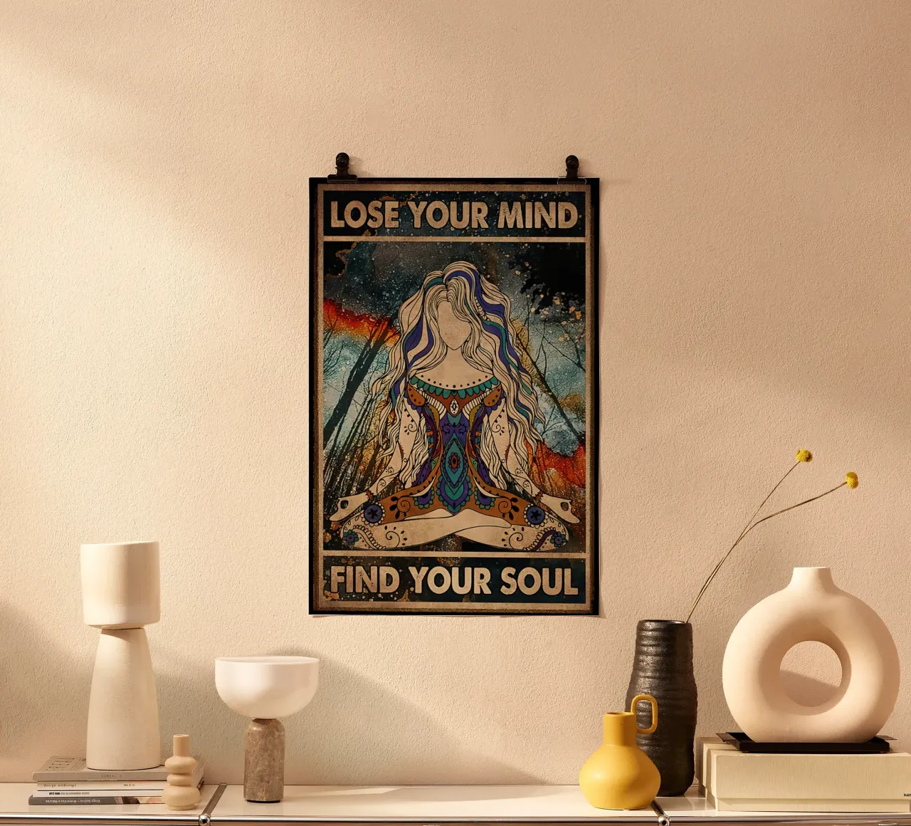 Poster della ragazza hippie che pratica lo yoga: "Perdi la testa, trova la tua anima". poster con telaio in legno da Aaronshop