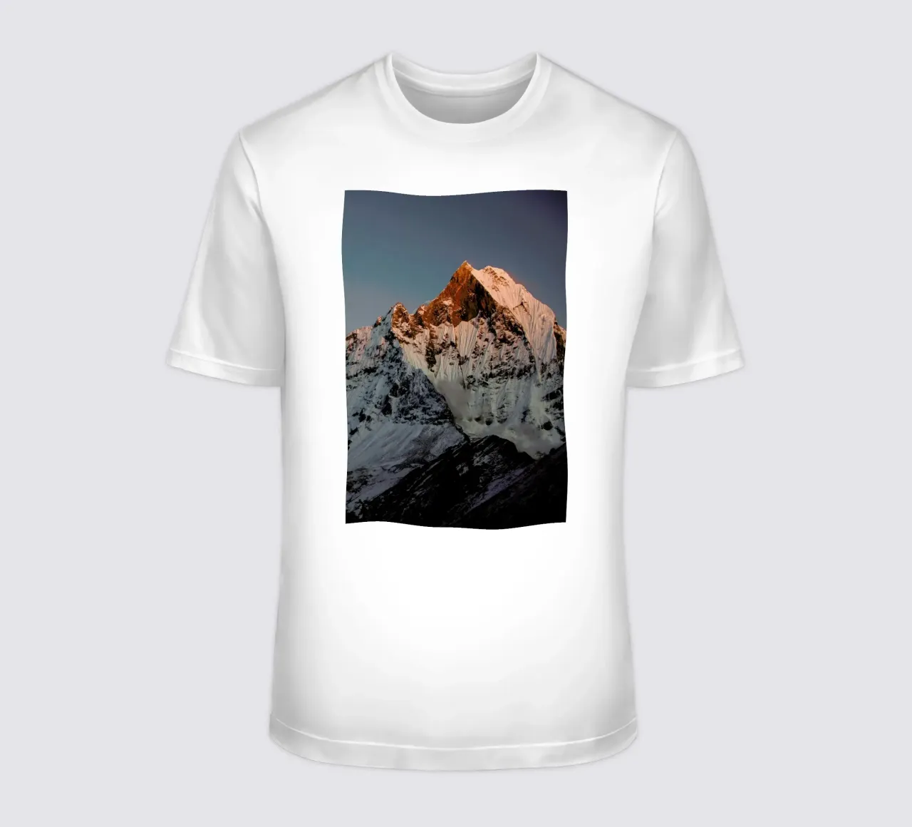 Eroded Mountain Range, Nepal t-shirt da EyeEm Mobile GmbH