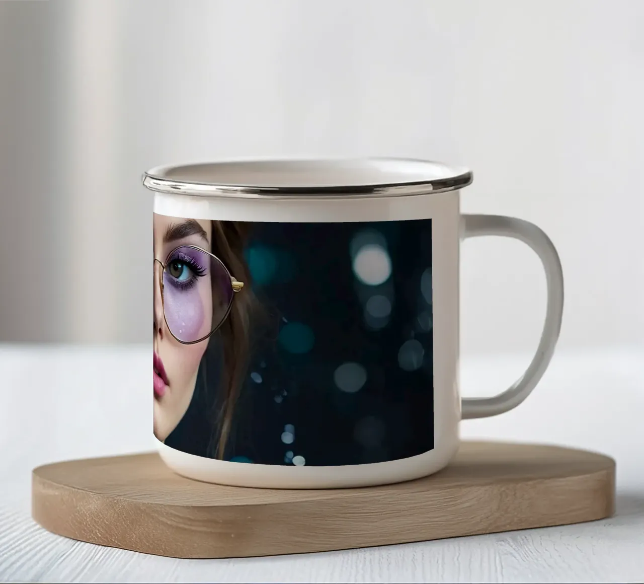 Model showt stijlvolle bril met fascinerende make-up emaille mok van DesignDoodle