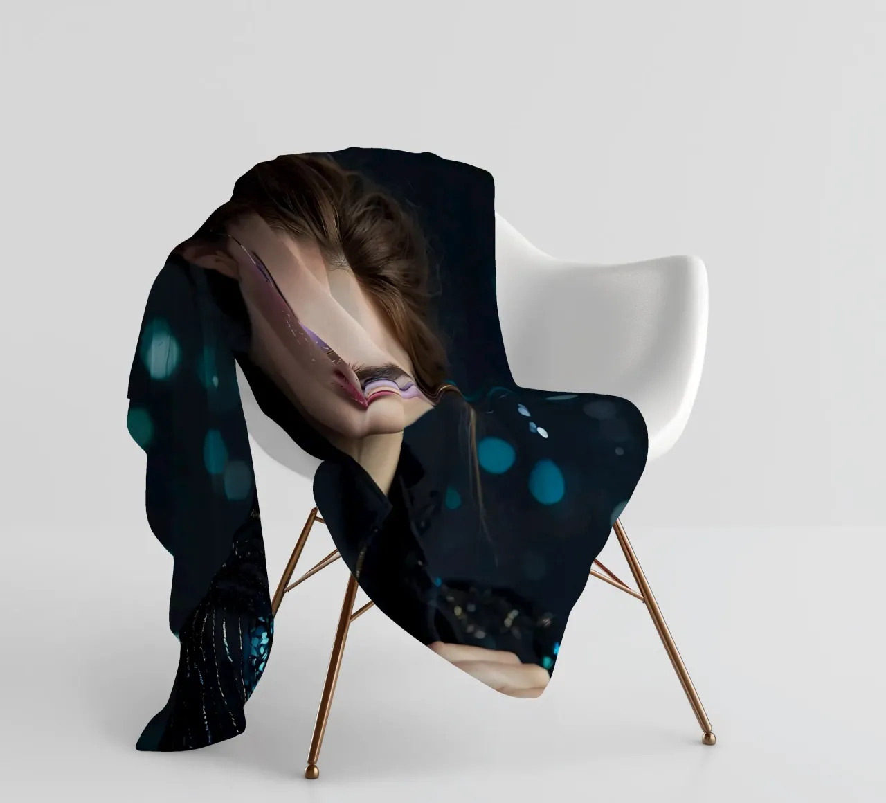 Model showt stijlvolle bril met fascinerende make-up fleecedeken van DesignDoodle