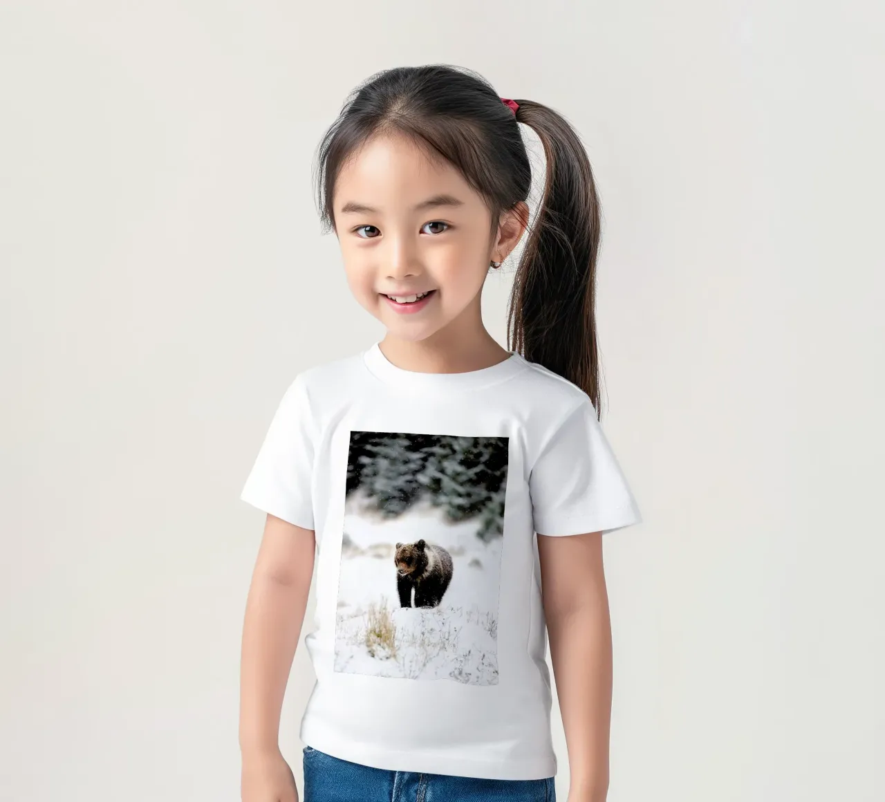 Bear Cub t-shirt bambini da EyeEm Mobile GmbH