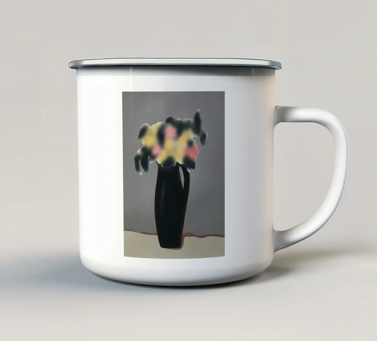 Vaso in ebano con fiori sfocati tazza in smalto da Little Dean