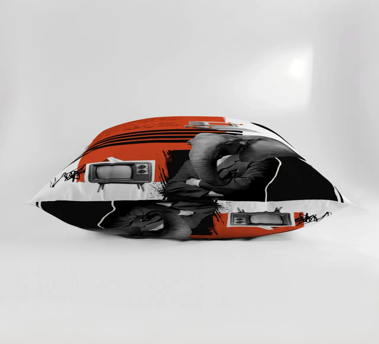 THE ELEPHANT IN THE CODE Kissen von Einfach Uebel