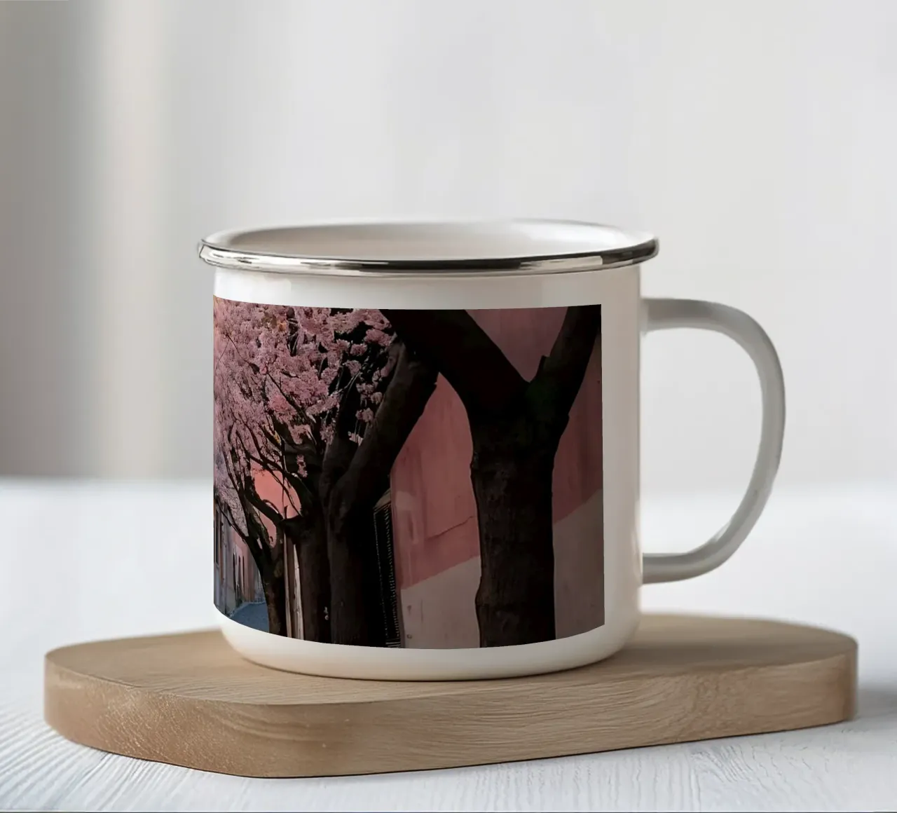 Passeggiando in un vicolo panoramico ornato di fiori di ciliegio tazza in smalto da DesignDoodle