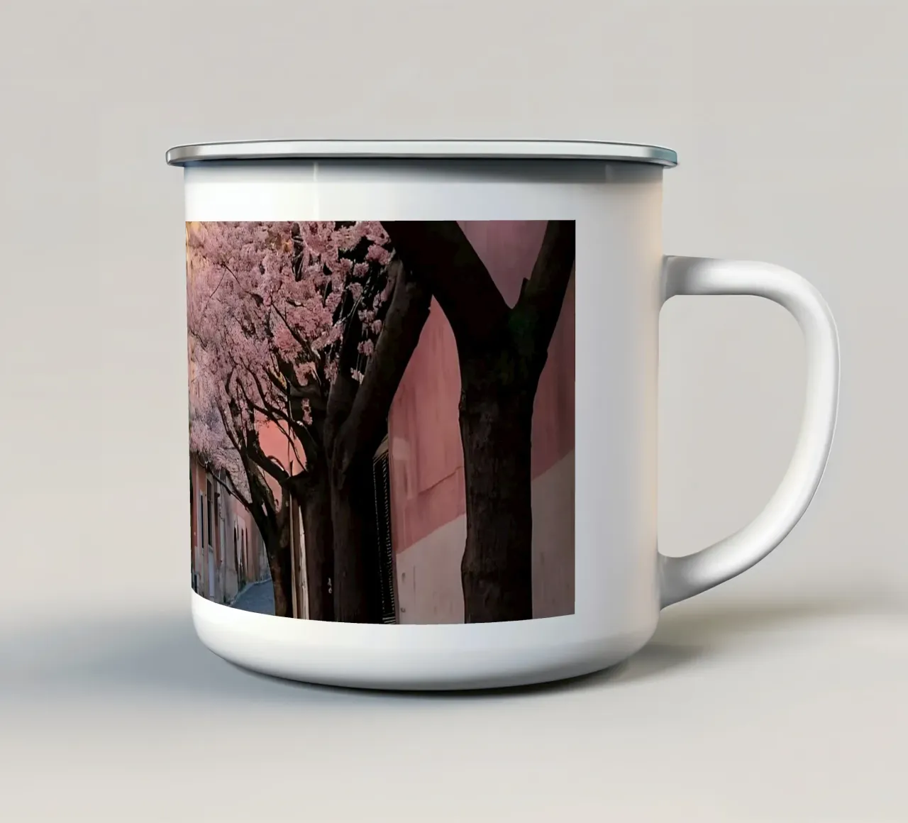 Passeggiando in un vicolo panoramico ornato di fiori di ciliegio tazza in smalto da DesignDoodle