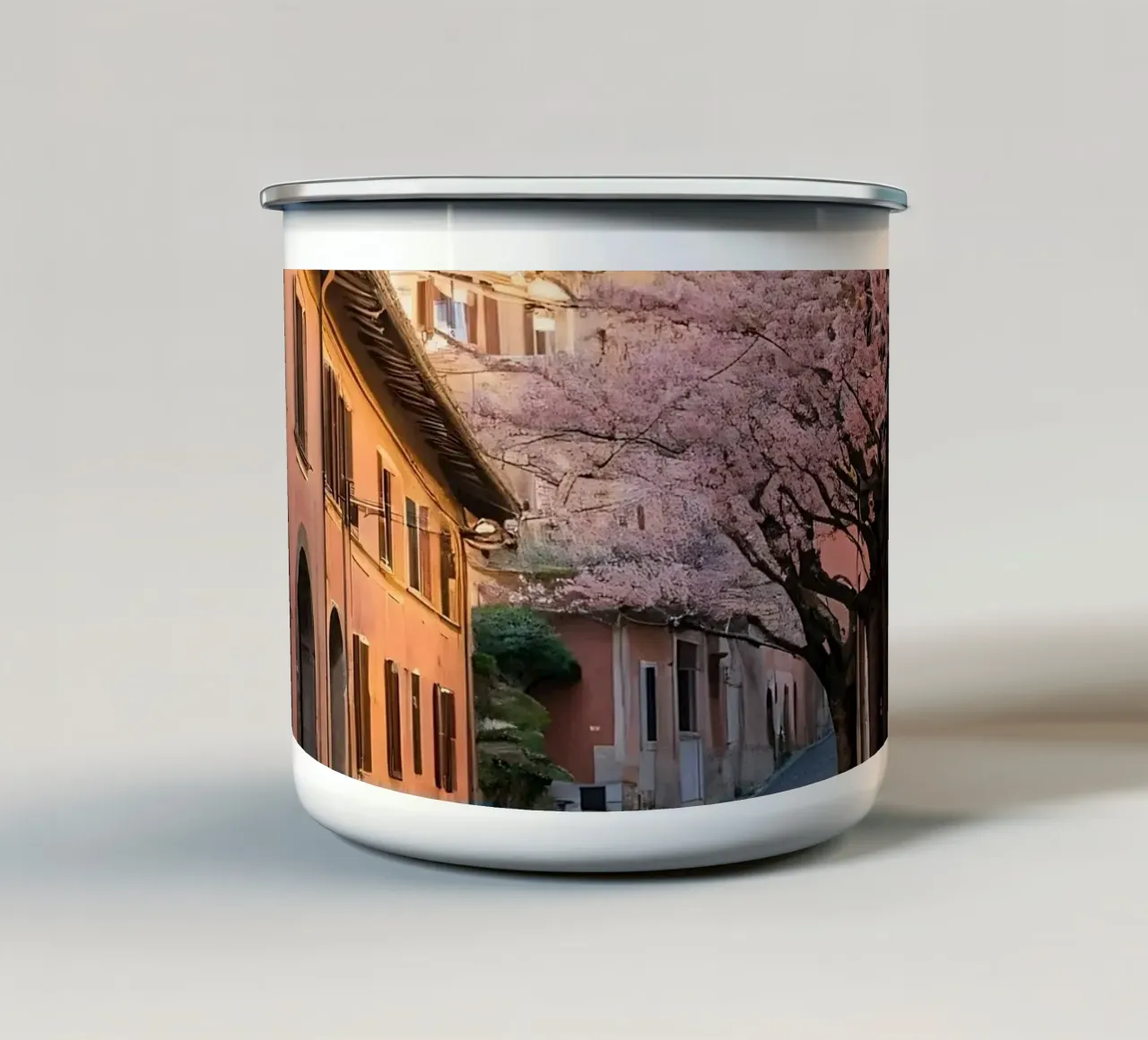 Passeggiando in un vicolo panoramico ornato di fiori di ciliegio tazza in smalto da DesignDoodle