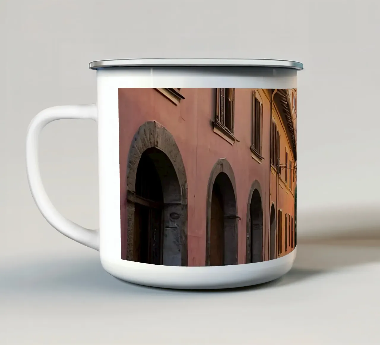 Passeggiando in un vicolo panoramico ornato di fiori di ciliegio tazza in smalto da DesignDoodle