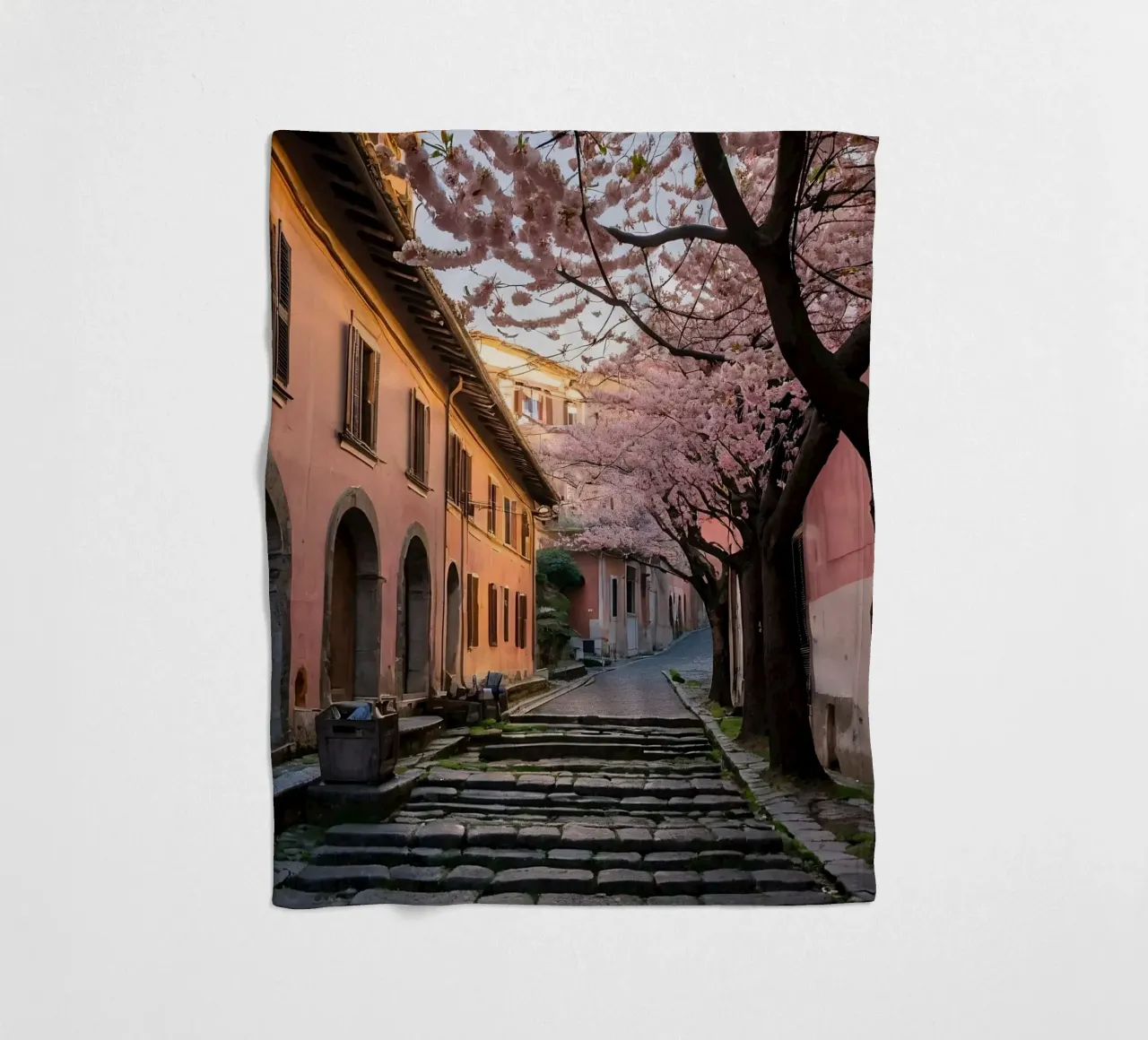 Passeggiando in un vicolo panoramico ornato di fiori di ciliegio coperta in pile da DesignDoodle