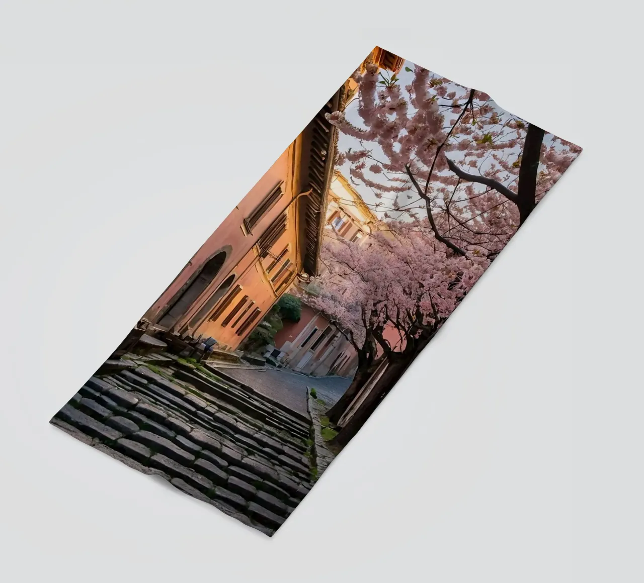 Passeggiando in un vicolo panoramico ornato di fiori di ciliegio telo mare da DesignDoodle