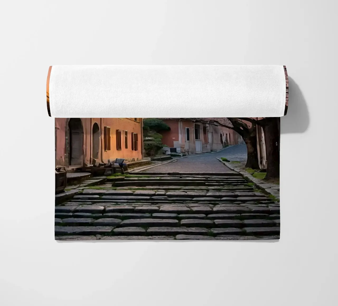 Passeggiando in un vicolo panoramico ornato di fiori di ciliegio telo mare da DesignDoodle