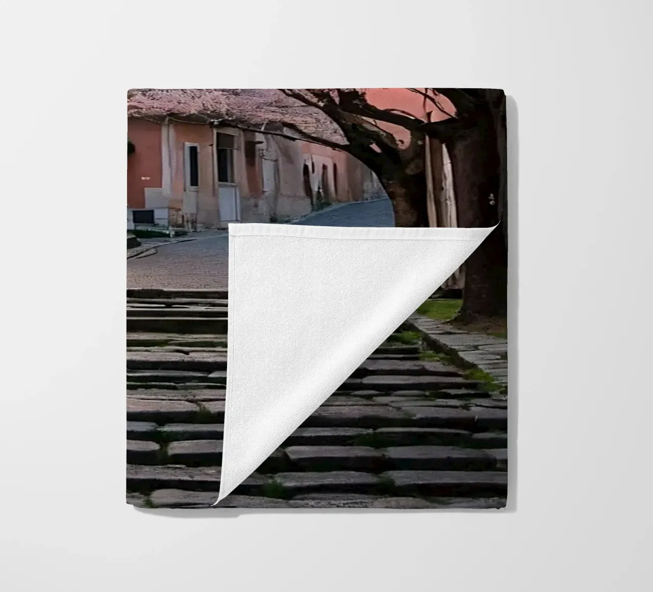 Passeggiando in un vicolo panoramico ornato di fiori di ciliegio telo mare da DesignDoodle
