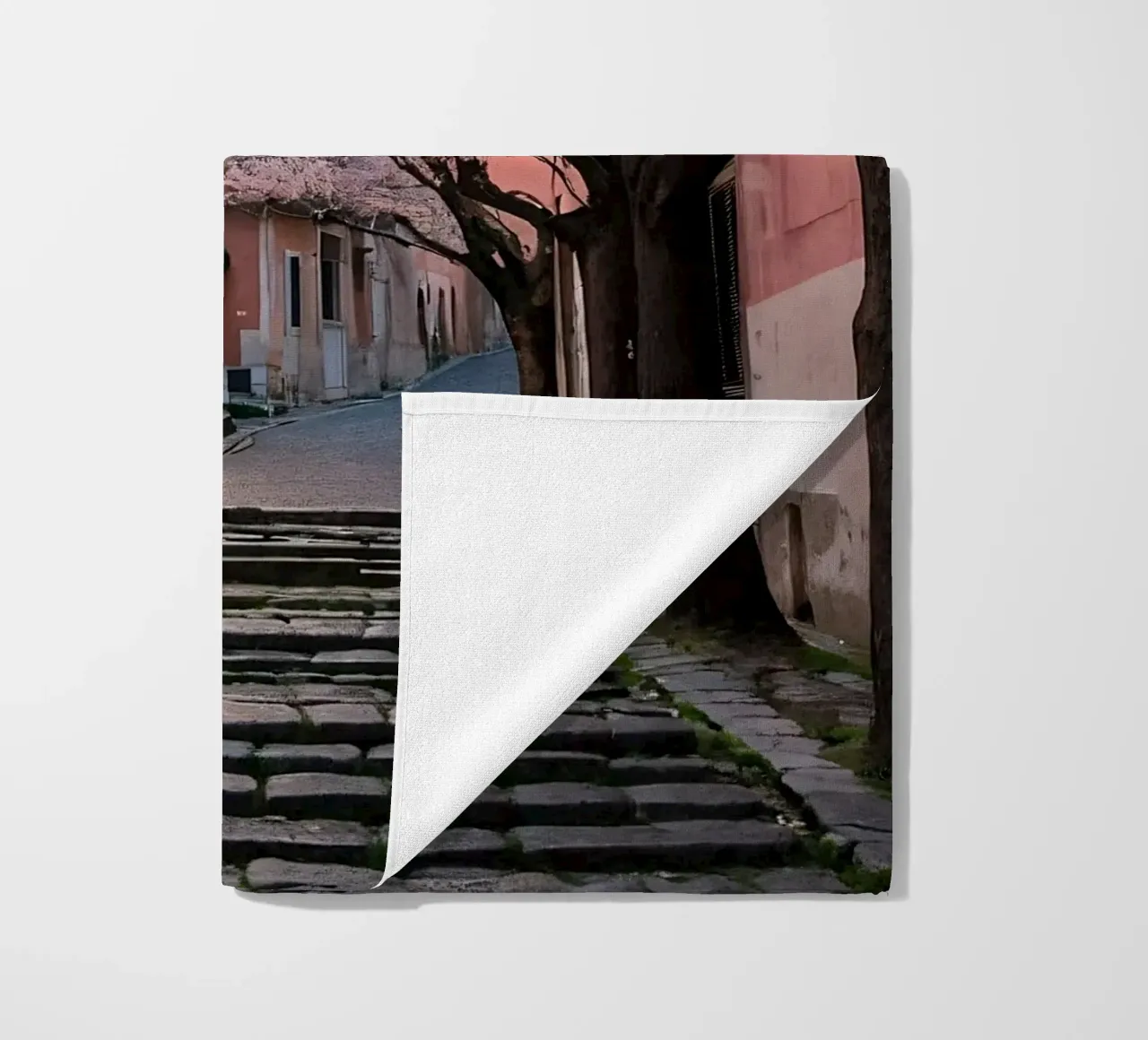 Passeggiando in un vicolo panoramico ornato di fiori di ciliegio telo mare da DesignDoodle