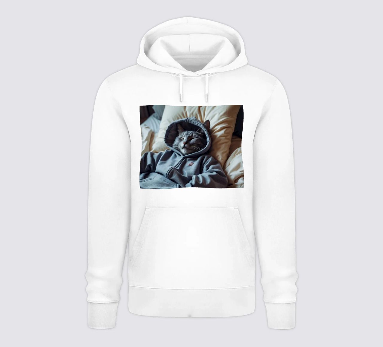 Gato descansando cómodamente en una sudadera con capucha sobre una suave almohada sudadera con capucha de DesignDoodle