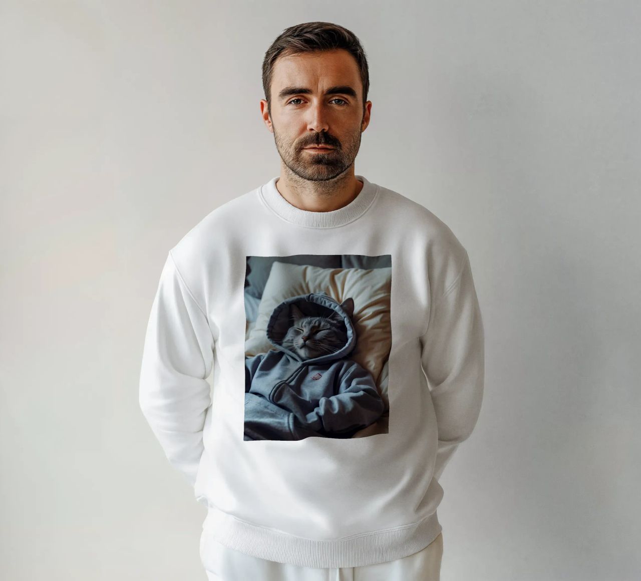 Chat se reposant confortablement dans un sweat à capuche sur un oreiller moelleux sweat de DesignDoodle