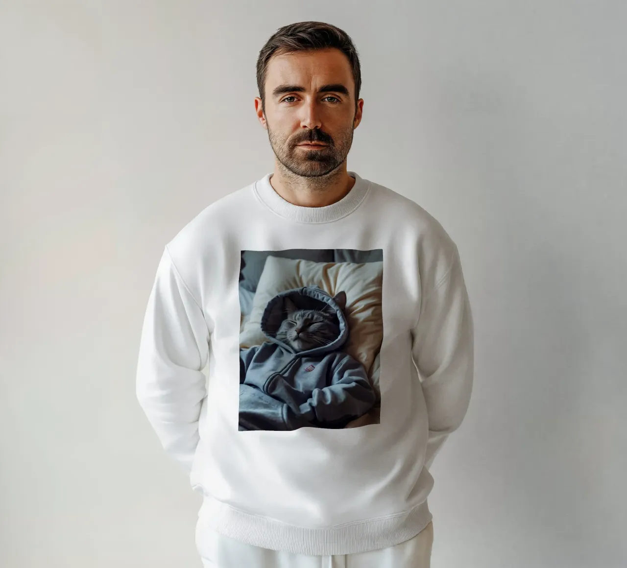 Chat se reposant confortablement dans un sweat à capuche sur un oreiller moelleux sweat de DesignDoodle