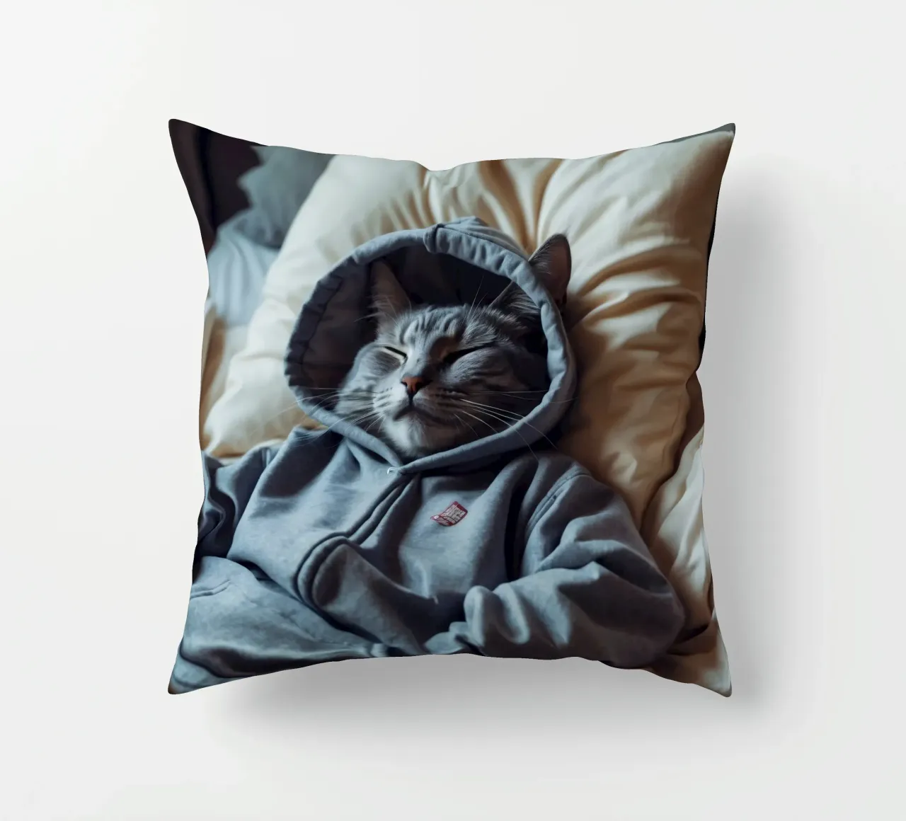 Gatto che riposa comodamente in felpa su un morbido cuscino cuscino da DesignDoodle