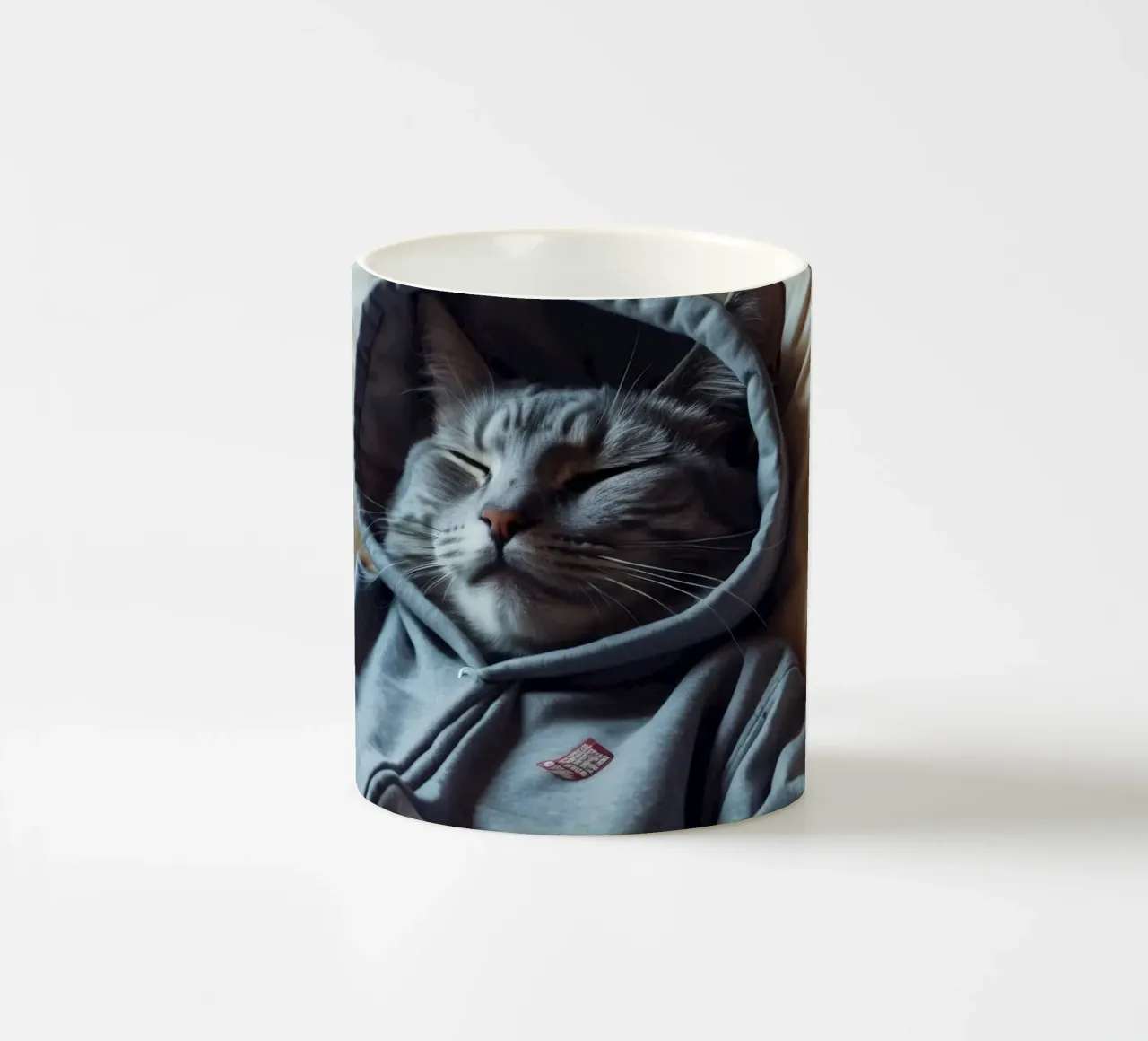 Gatto che riposa comodamente in felpa su un morbido cuscino tazza in ceramica da DesignDoodle