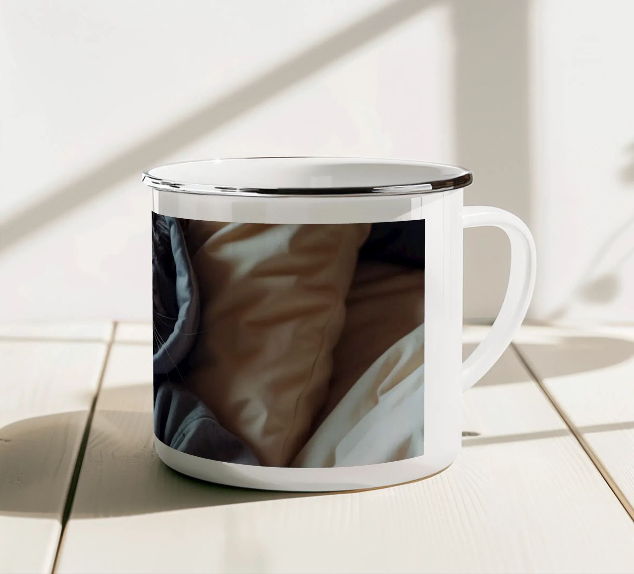 Gatto che riposa comodamente in felpa su un morbido cuscino tazza in smalto da DesignDoodle