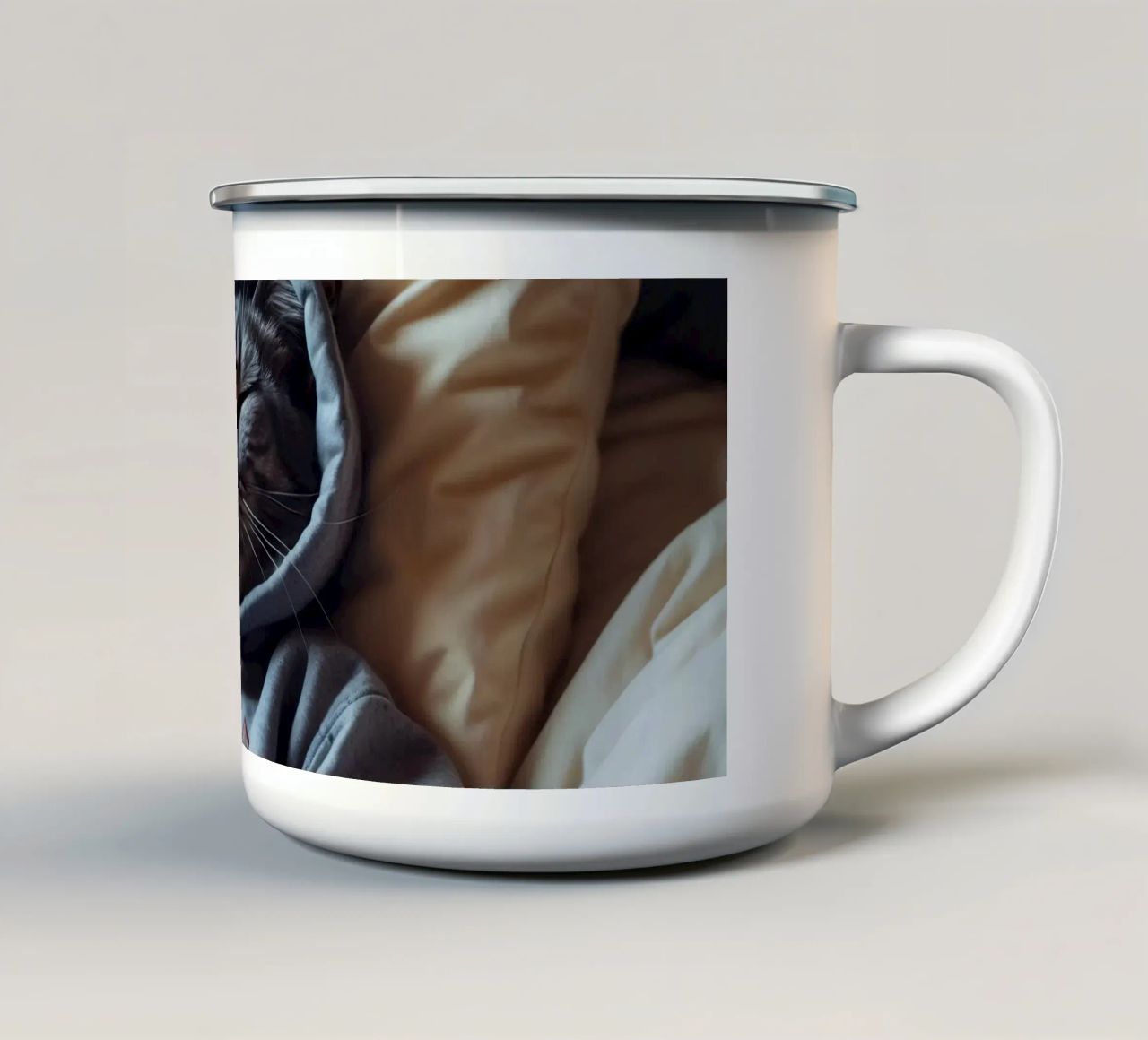 Gatto che riposa comodamente in felpa su un morbido cuscino tazza in smalto da DesignDoodle