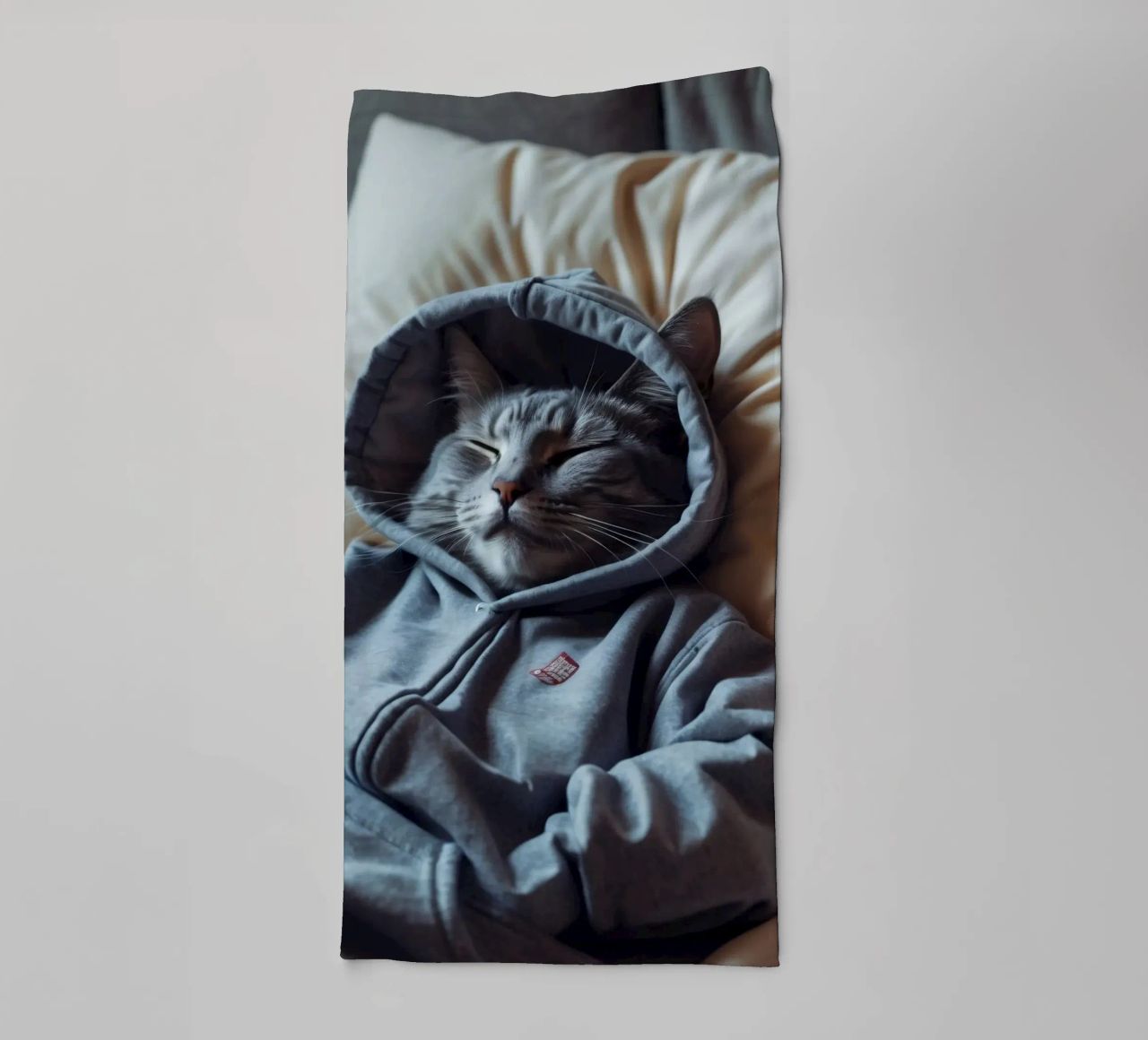 Gato descansando cómodamente en una sudadera con capucha sobre una suave almohada toalla de baño de DesignDoodle