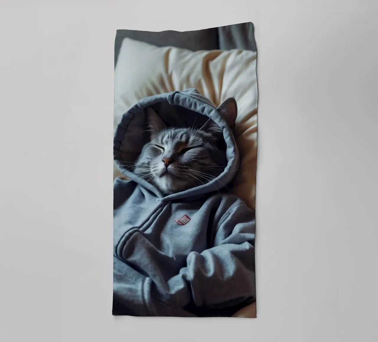 Kat rust comfortabel in een hoodie op een zacht kussen badhanddoek van DesignDoodle