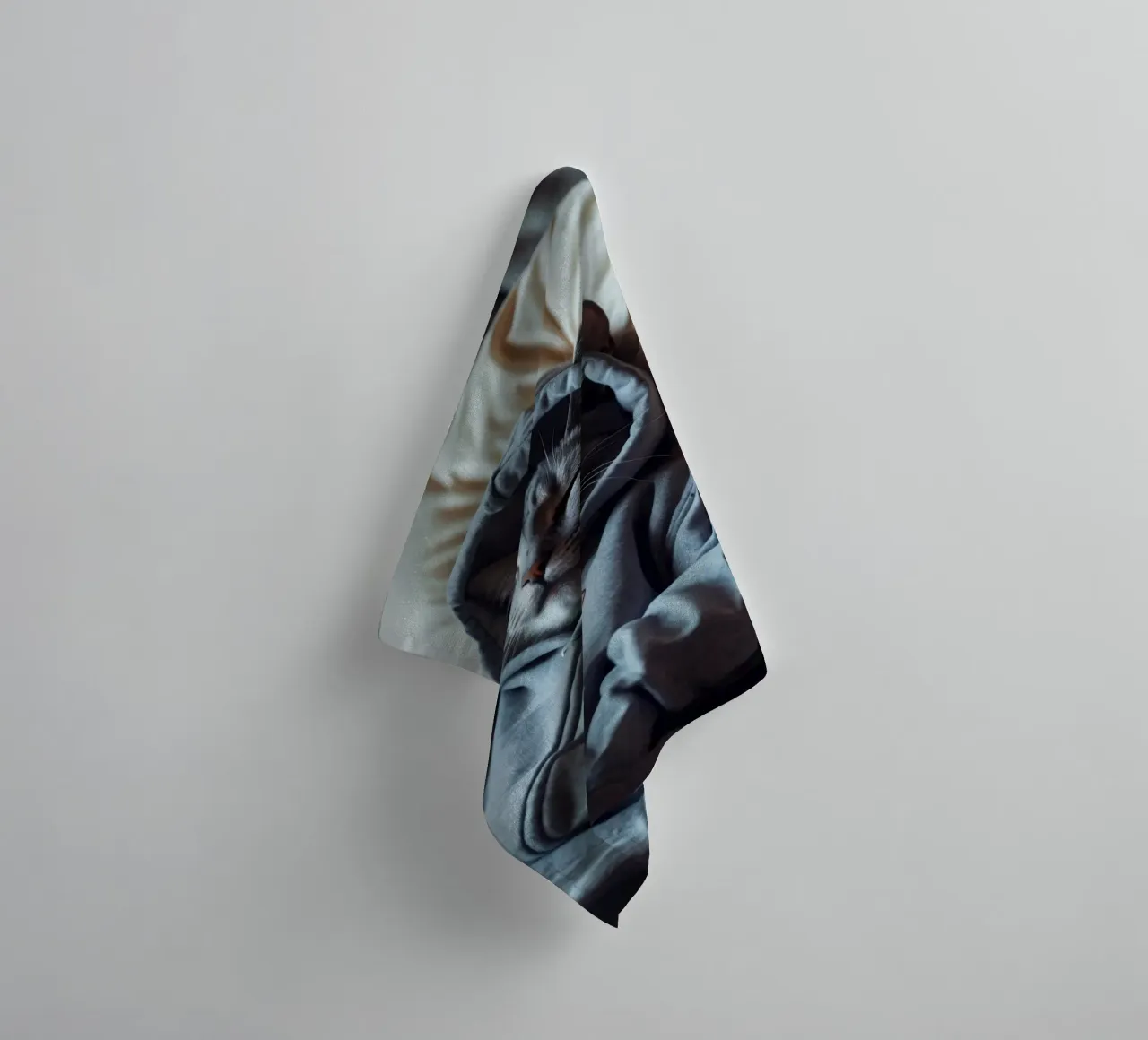 Kat rust comfortabel in een hoodie op een zacht kussen badhanddoek van DesignDoodle