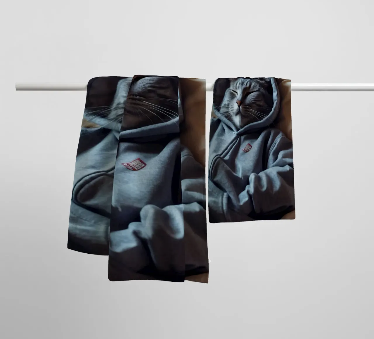 Kat rust comfortabel in een hoodie op een zacht kussen badhanddoek van DesignDoodle