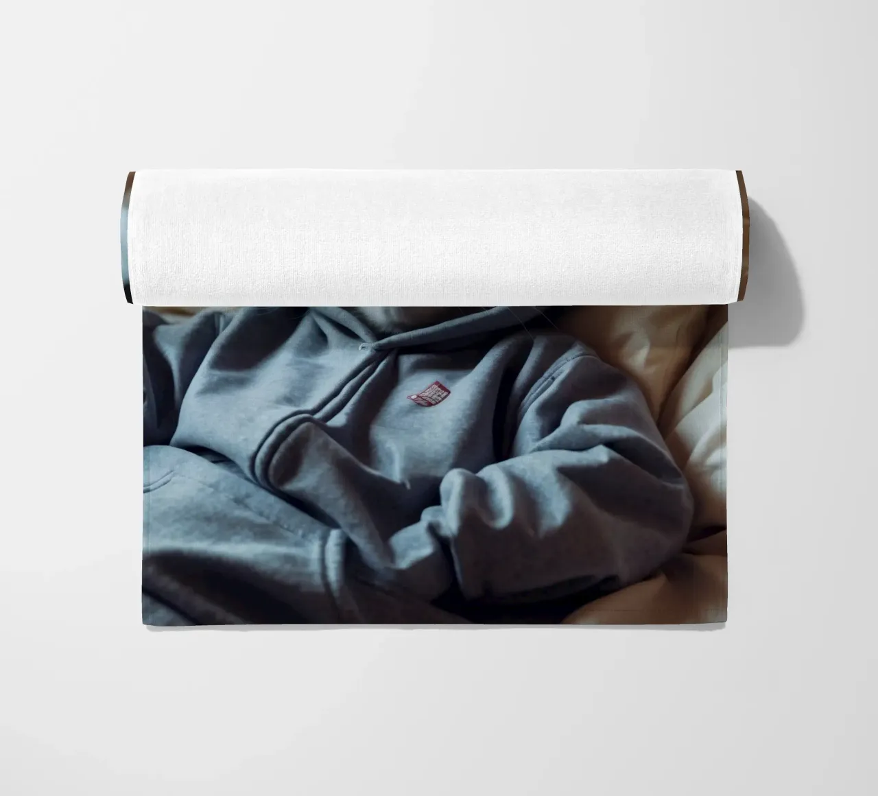 Gatto che riposa comodamente in felpa su un morbido cuscino telo mare da DesignDoodle