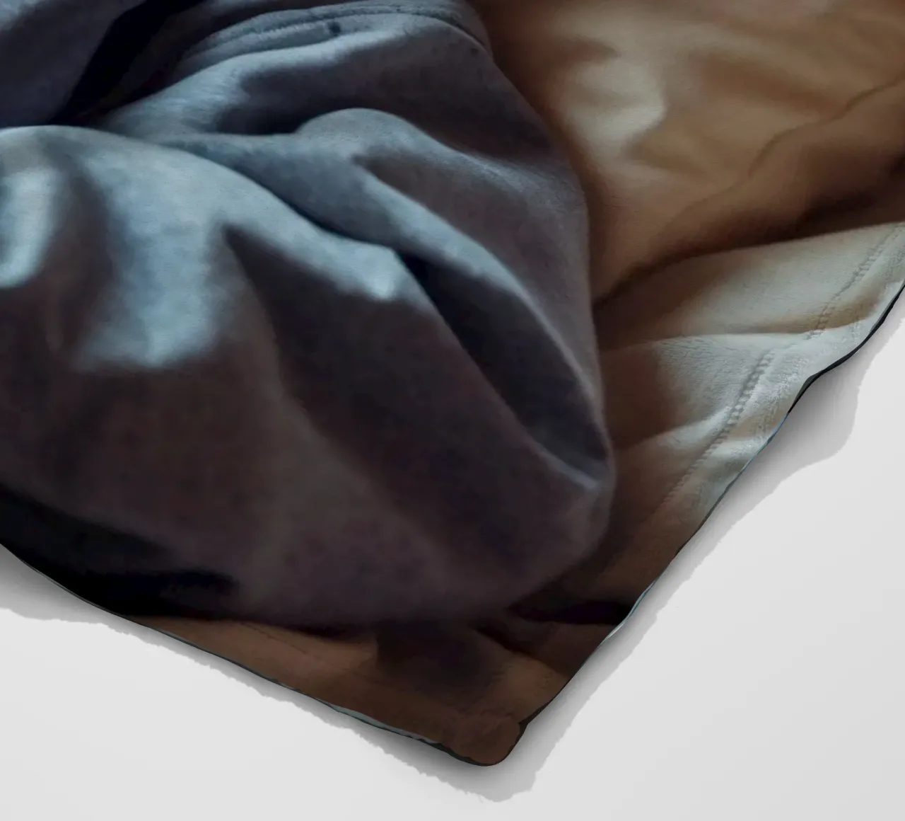 Gatto che riposa comodamente in felpa su un morbido cuscino coperta in pile da DesignDoodle