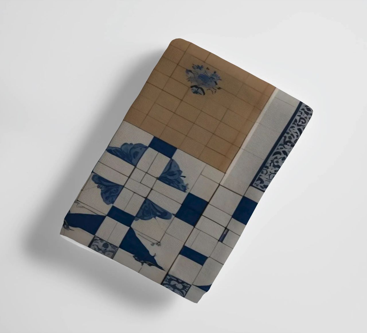 L'architecture moderne contraste avec les tuiles traditionnelles serviette de bain de DesignDoodle