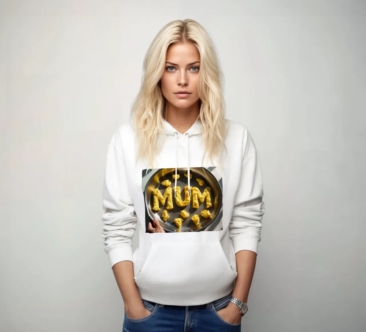 Festeggiamo la mamma con uova strapazzate a forma di lettere in una felpa con cappuccio da DesignDoodle