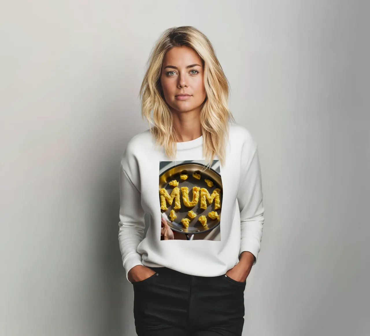 Festeggiamo la mamma con uova strapazzate a forma di lettere in una felpa da DesignDoodle