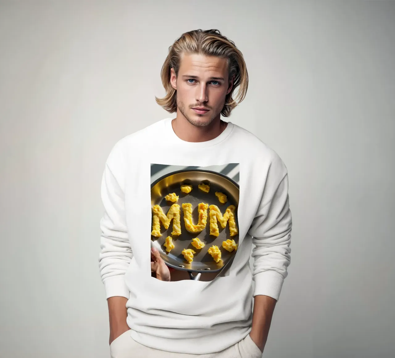 Festeggiamo la mamma con uova strapazzate a forma di lettere in una felpa da DesignDoodle